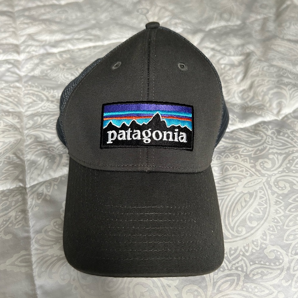 Like new Patagonia trucker hat- unisex style!